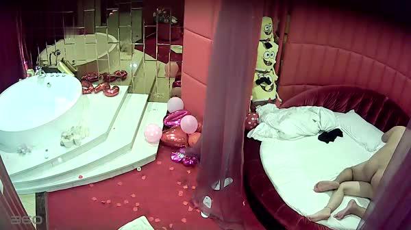 情趣酒店水滴监控TP貌似刚开完趴的胖哥真会玩让女友穿着学生制服骑在上面啪啪